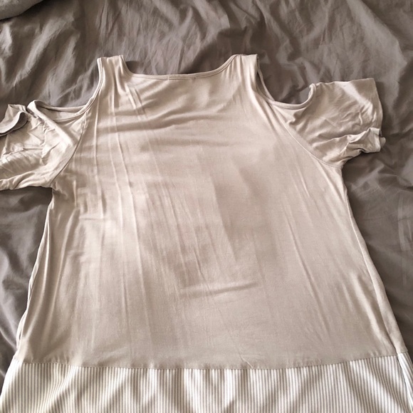 Cold shoulder women’s shirt size medium - Picture 4 of 4